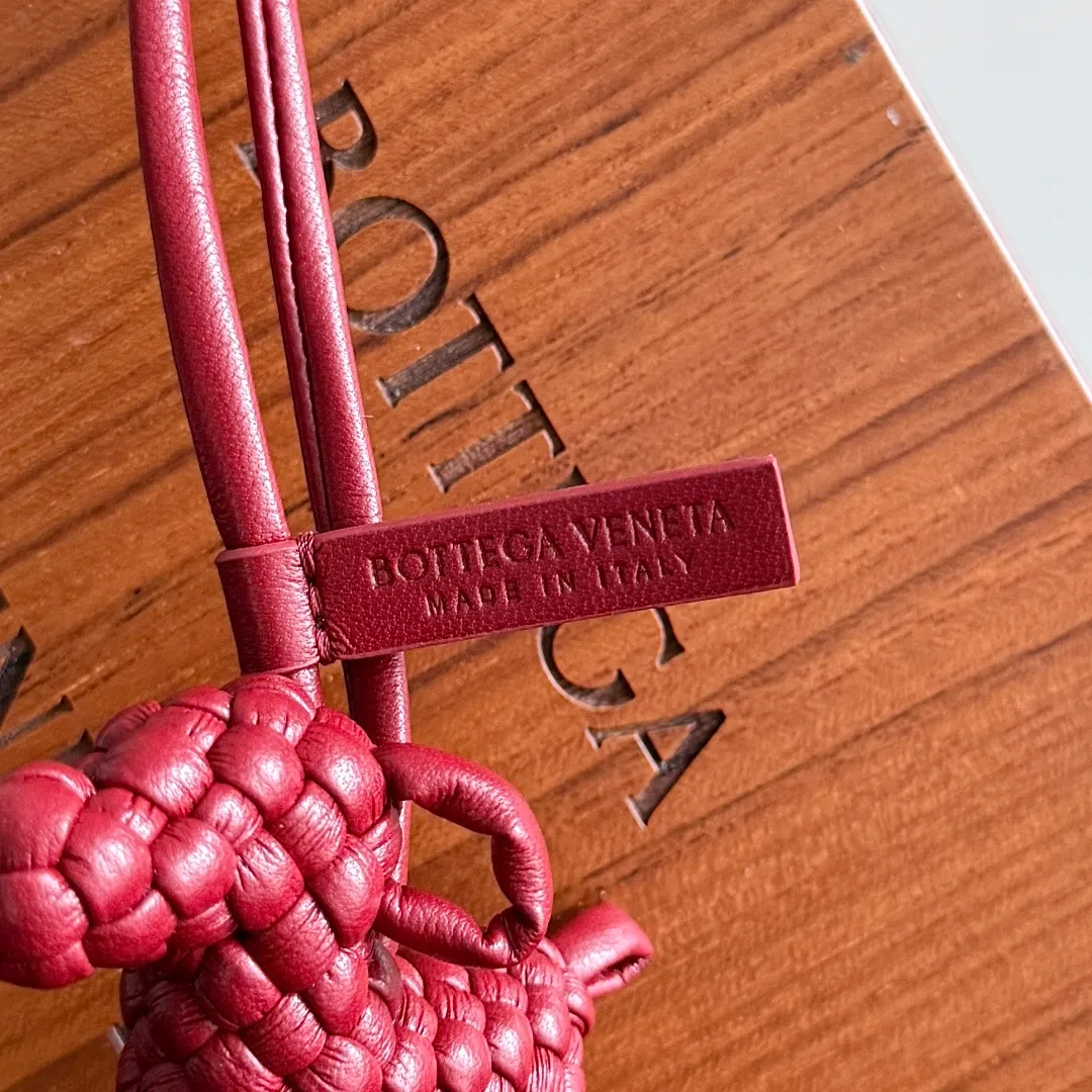 Batch 540 BOTTEGA VENETA2025 new puppy-shaped pendant braided puppy is now online😎The leather braided puppy-shaped pendant can be hung on any handbag, and it is as cute, delicate and colorful as it matches with a bag. Cute and cute, it will touch your heart at any time. It can be hung on bags or keychains. Who can resist such a cute puppy? Style number: 807068